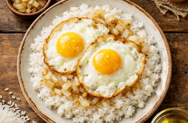 Huevos fritos con arroz