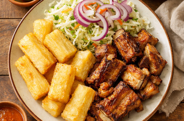 Yuca frita con chicharrón